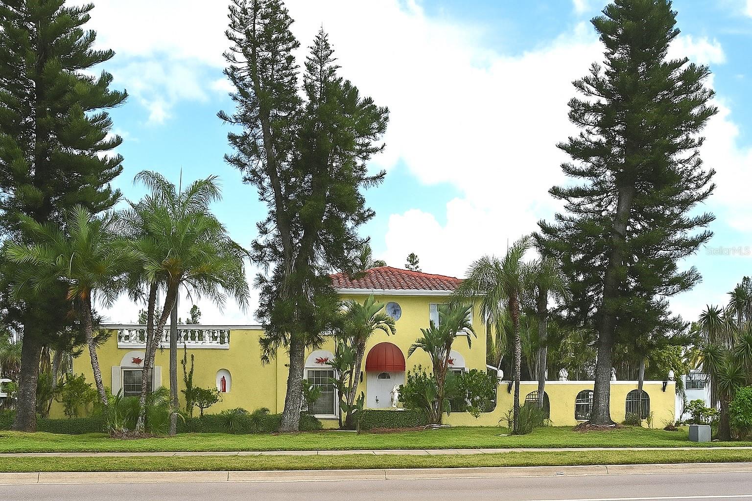 Single Family Residence in BELLEAIR BEACH, FL - Daniel Dourado