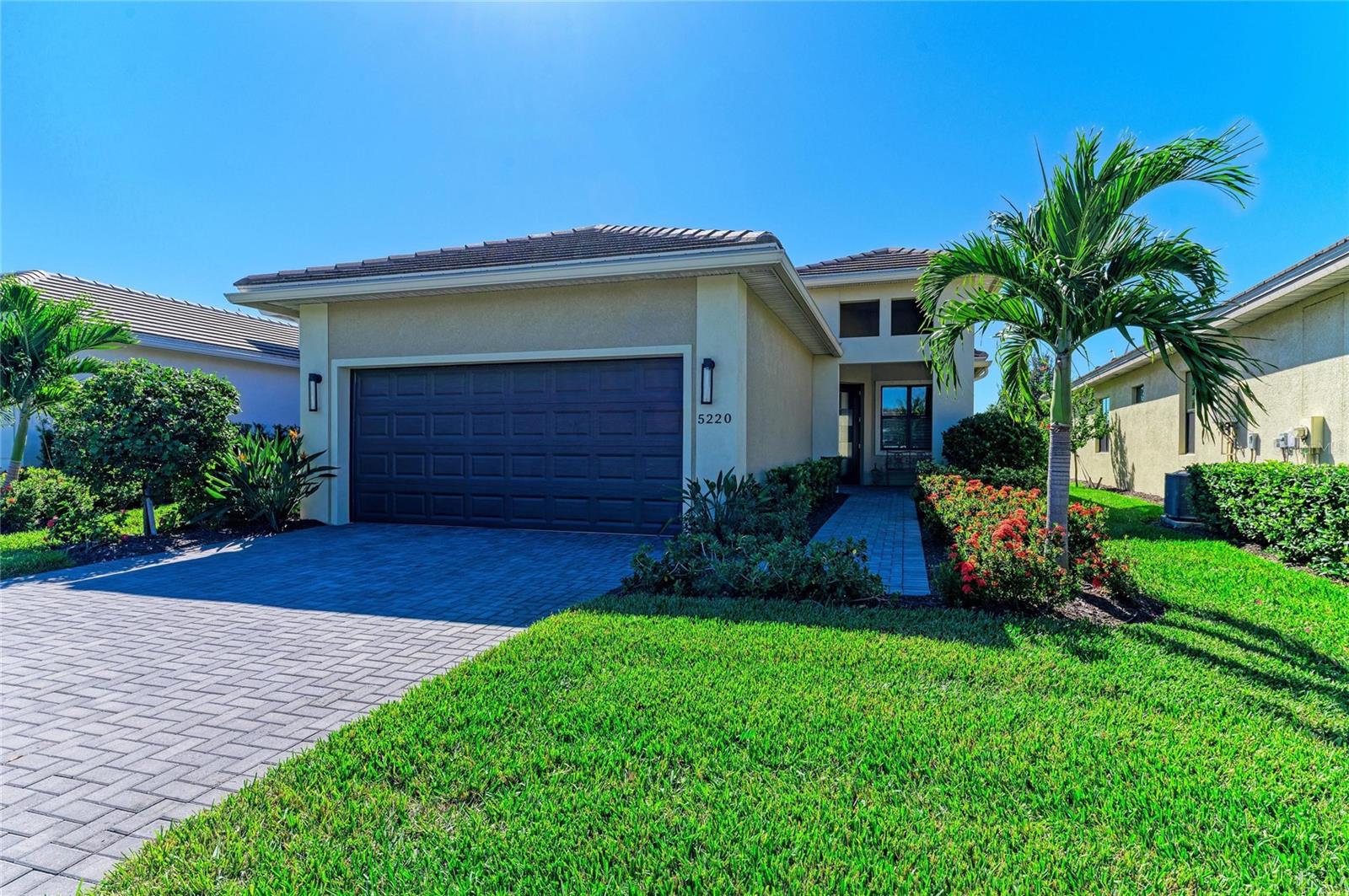 Single Family Residence in BRADENTON, FL - Daniel Dourado