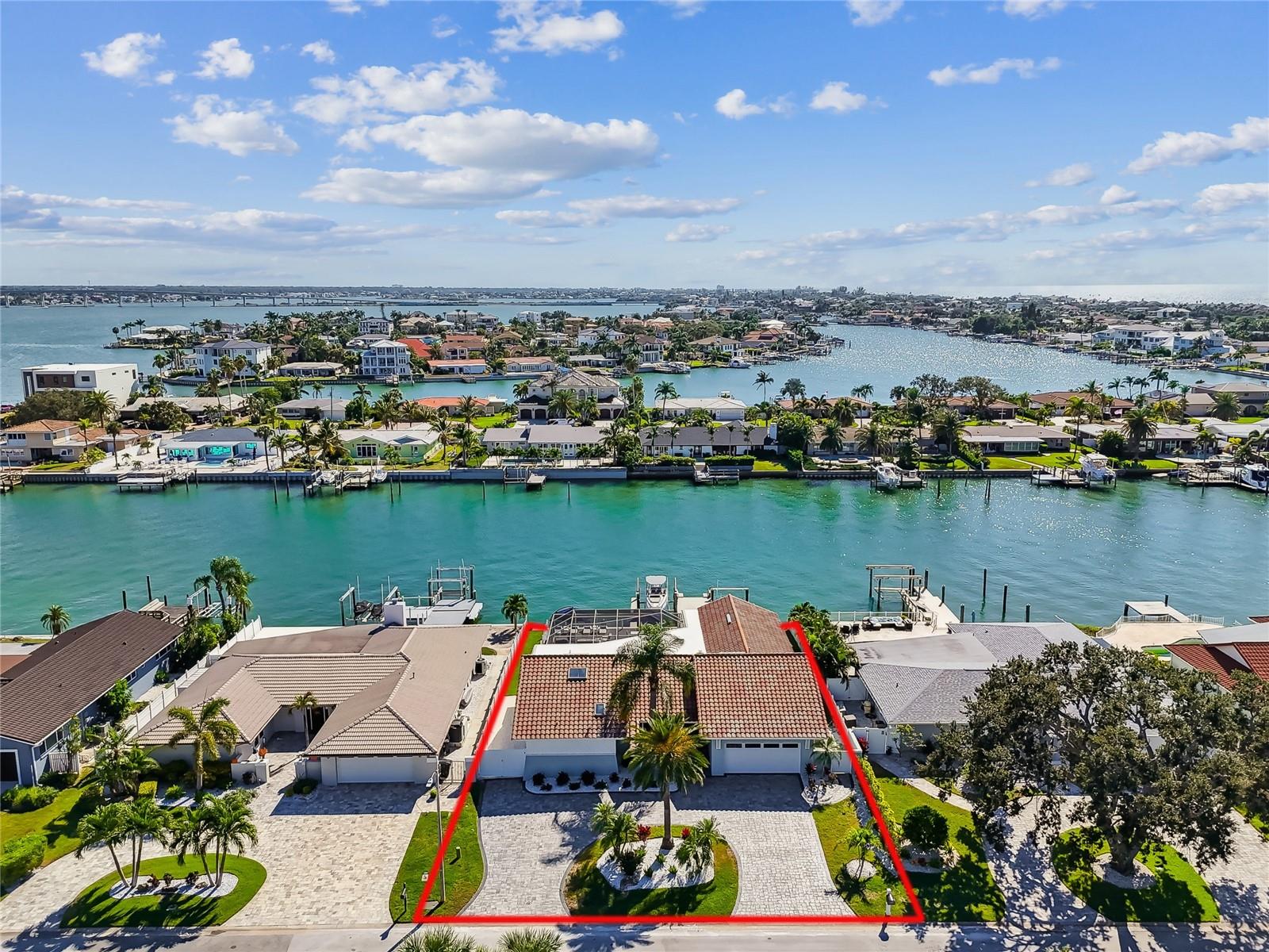 Single Family Residence in BELLEAIR BEACH, FL - Daniel Dourado