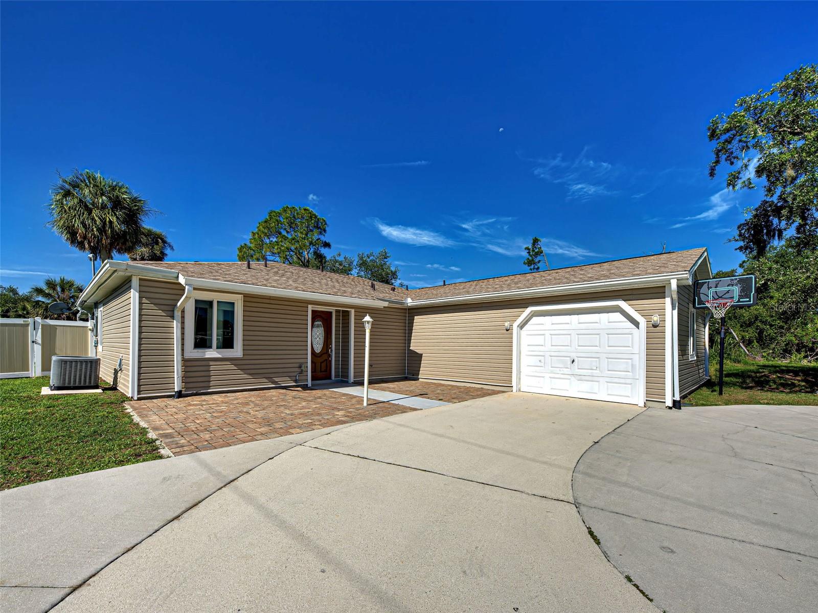 Single Family Residence em PORT CHARLOTTE, FL - Daniel Dourado