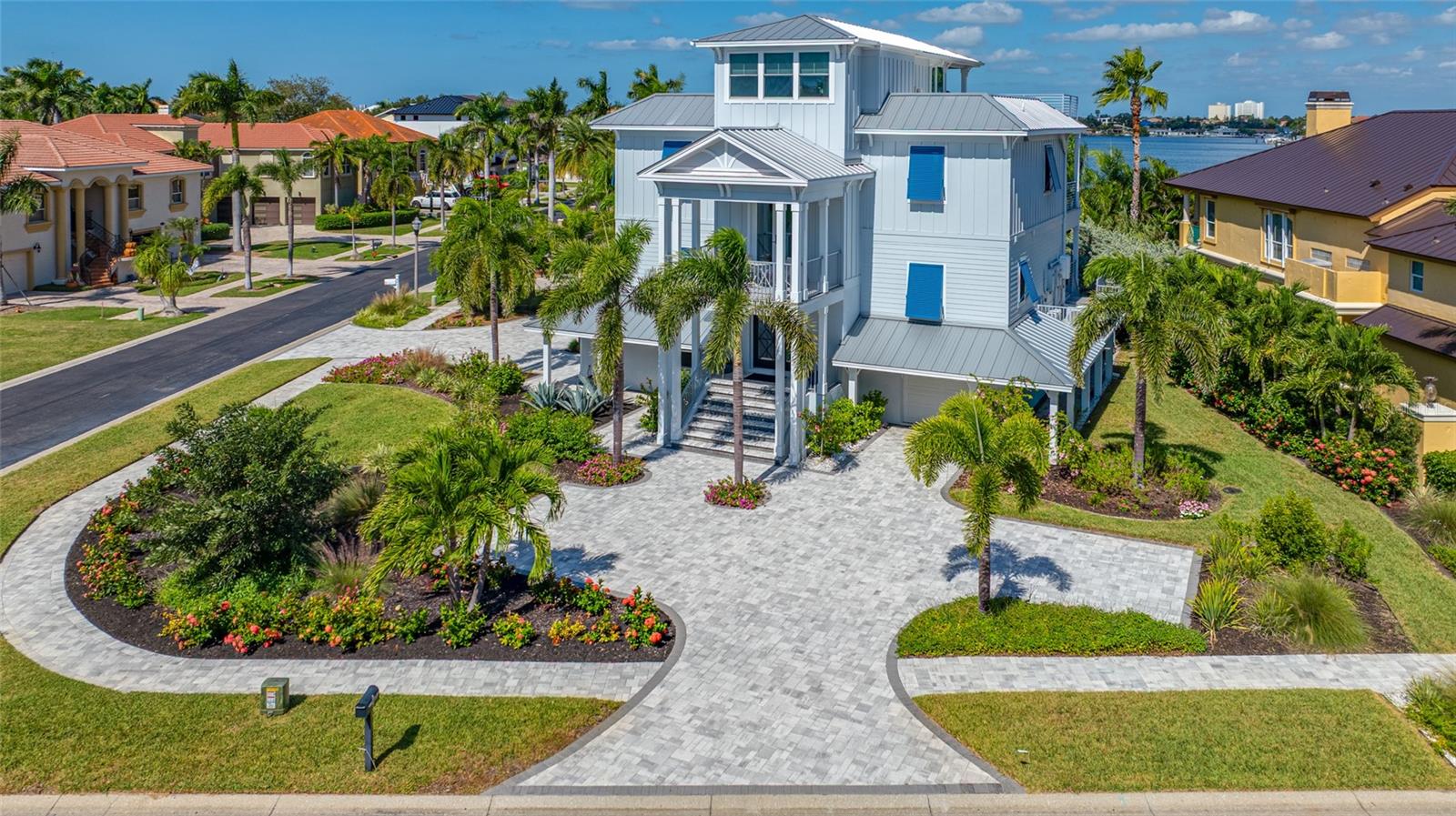 Single Family Residence in ST PETERSBURG, FL - Daniel Dourado