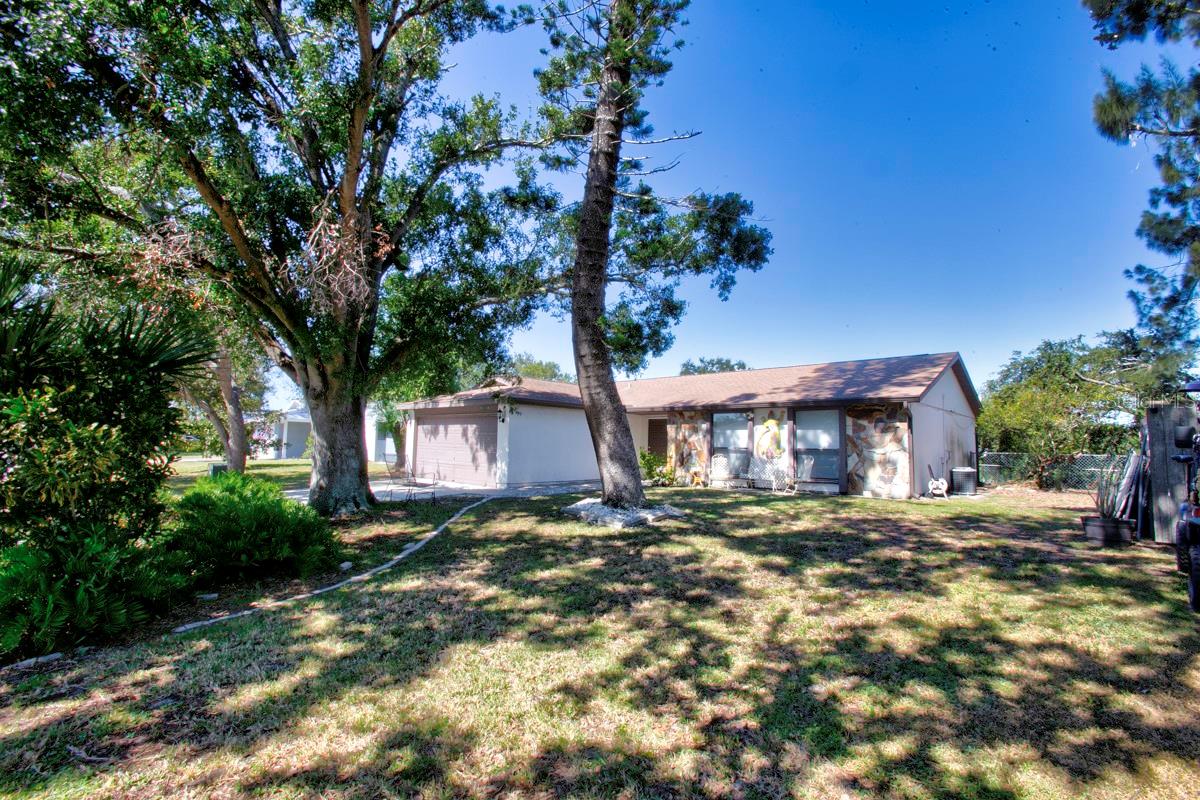 Single Family Residence in BRADENTON, FL - Daniel Dourado