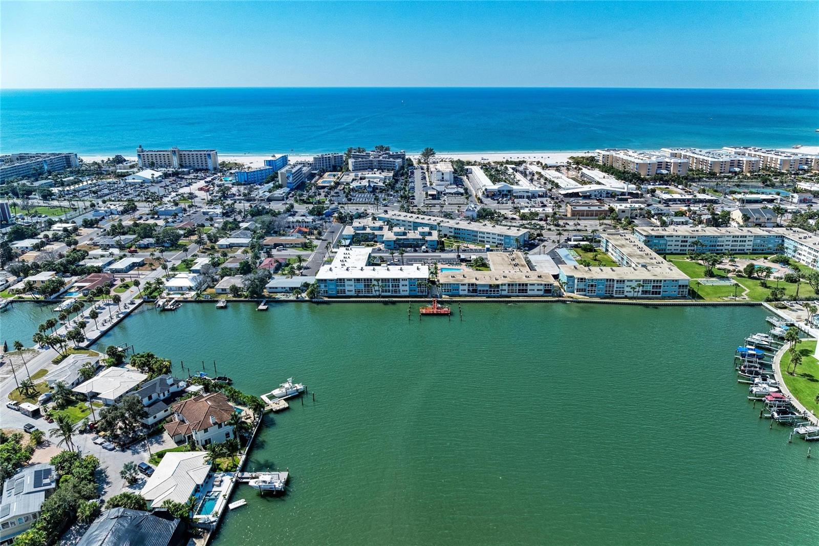 Condominium em ST PETE BEACH, FL - Daniel Dourado