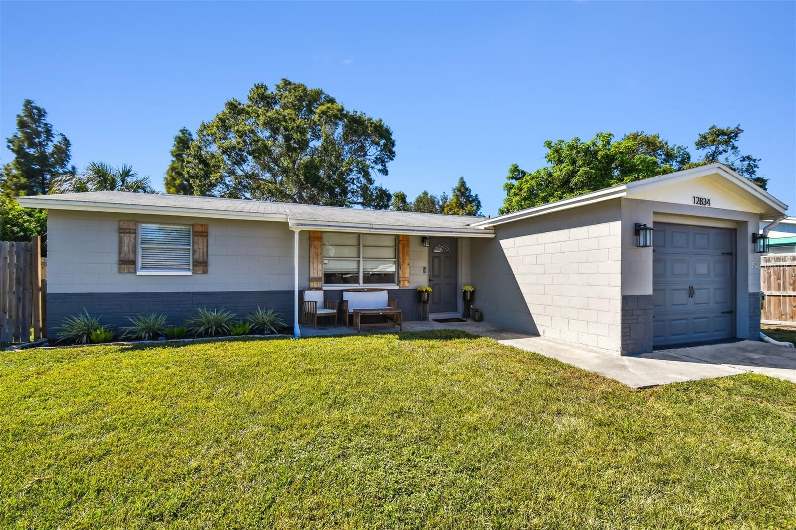 Single Family Residence in LARGO, FL - Daniel Dourado