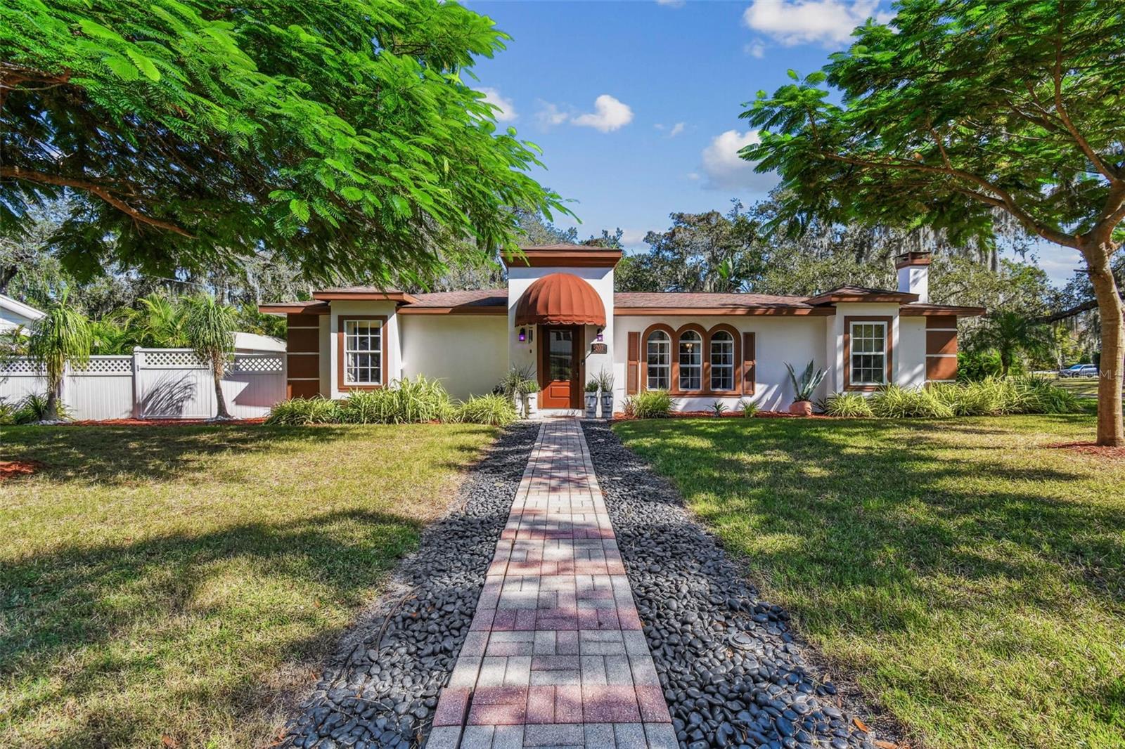 Single Family Residence in TEMPLE TERRACE, FL - Daniel Dourado