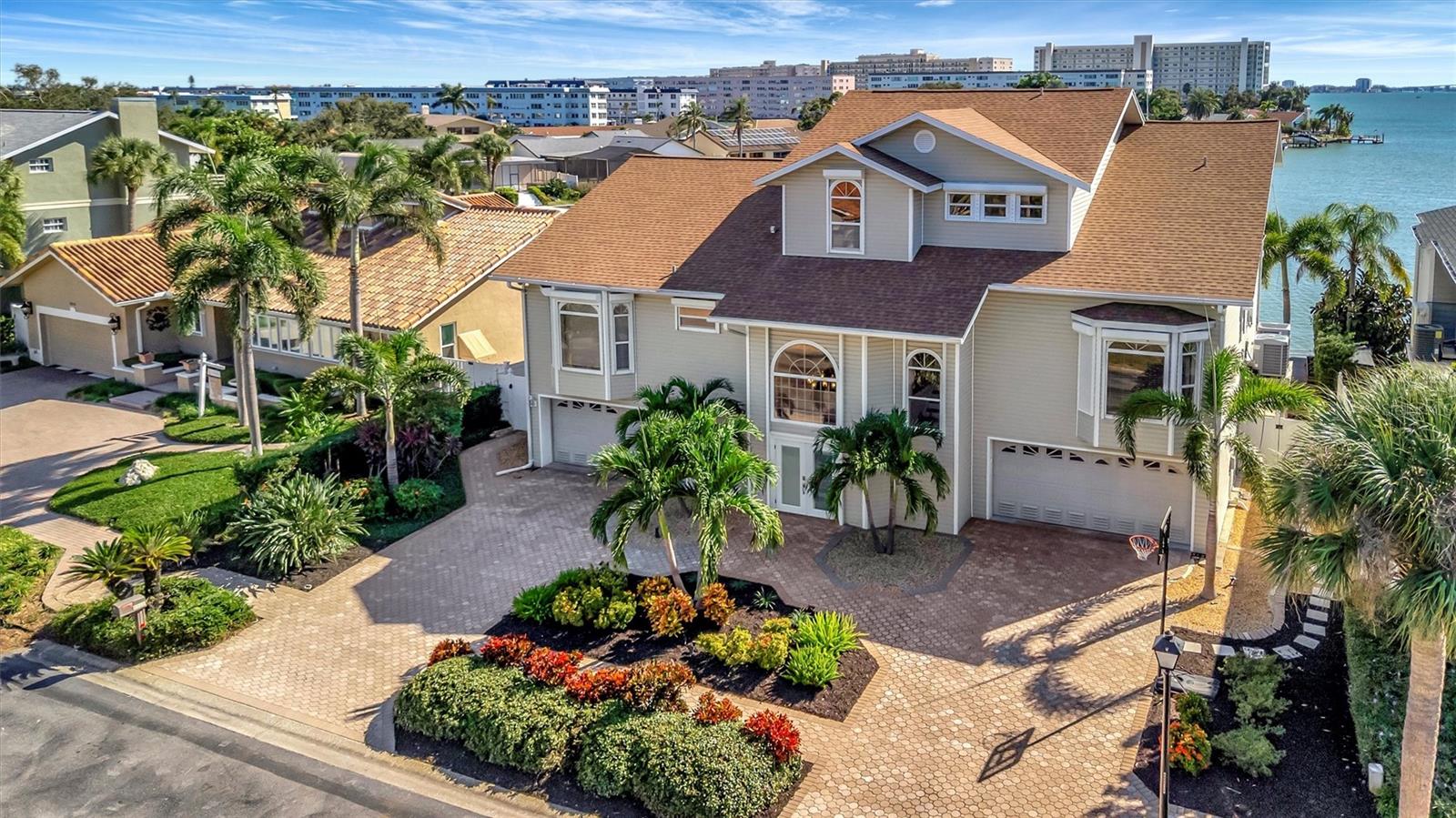 Single Family Residence in GULFPORT, FL - Daniel Dourado