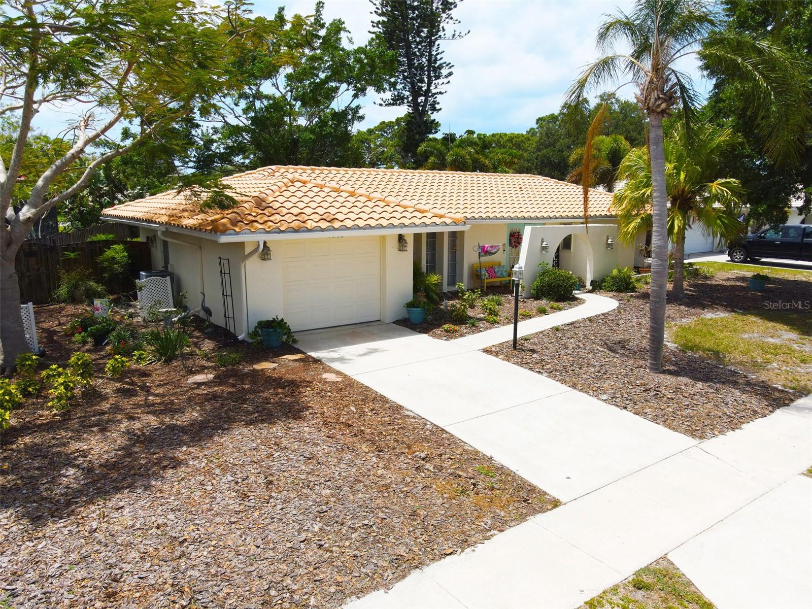 Single Family Residence in SARASOTA, FL - Daniel Dourado
