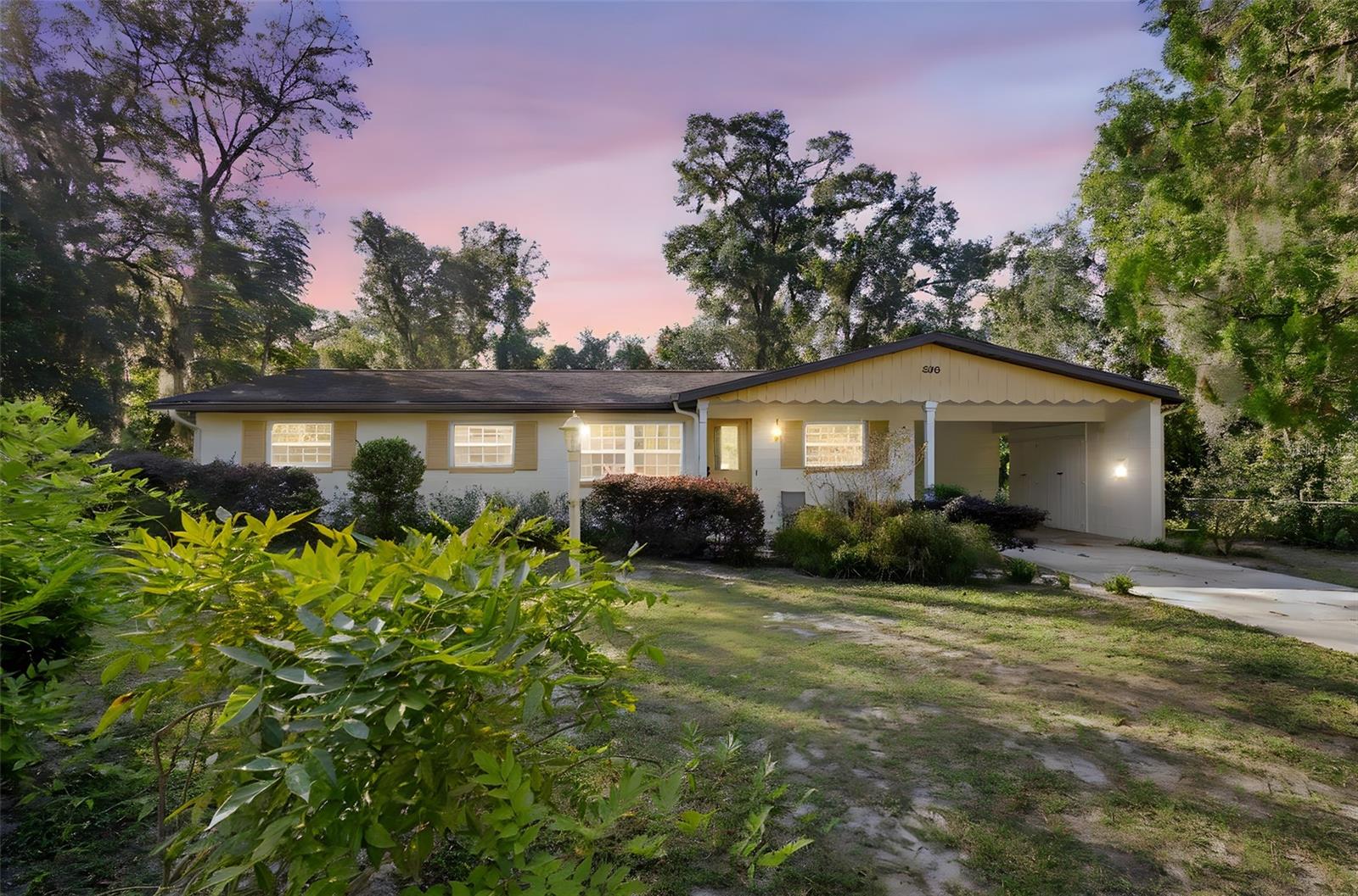 Single Family Residence in DELAND, FL - Daniel Dourado