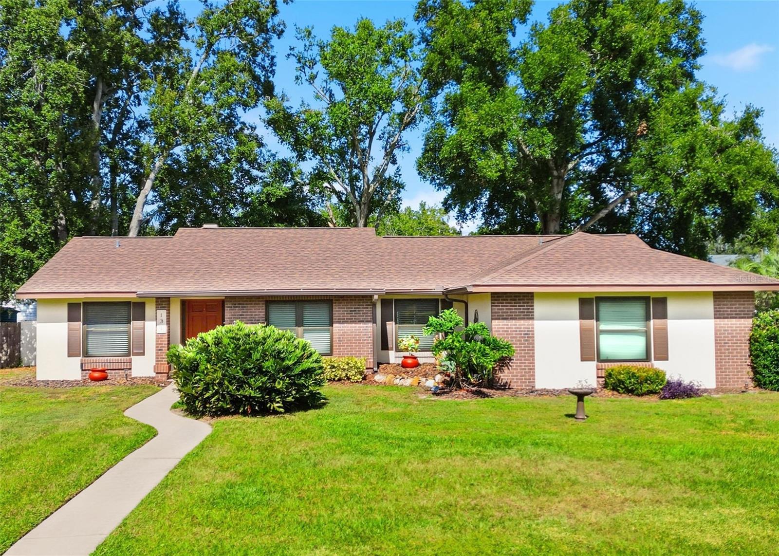 Single Family Residence in OAKLAND, FL - Daniel Dourado