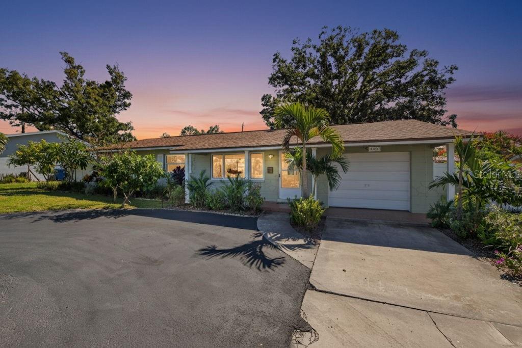 Single Family Residence in ST PETERSBURG, FL - Daniel Dourado