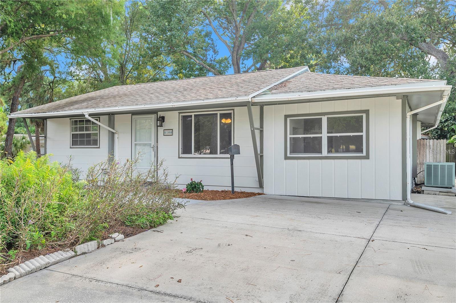 Single Family Residence in ST PETERSBURG, FL - Daniel Dourado