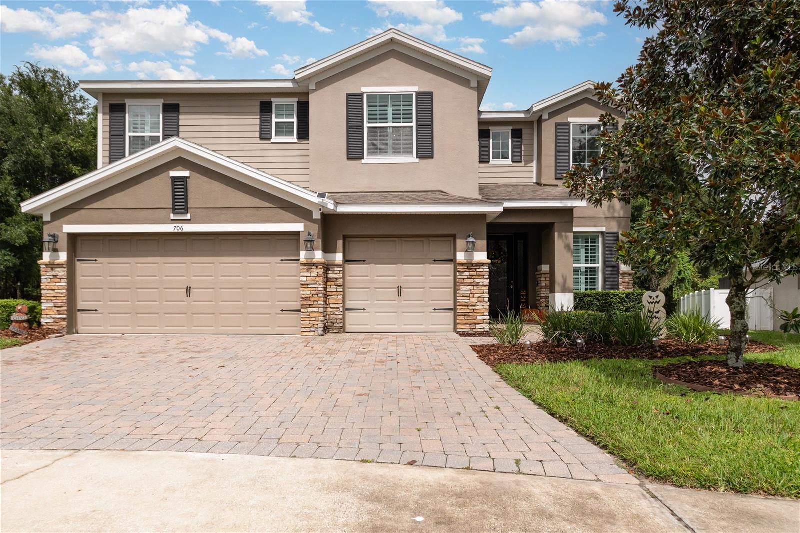 Single Family Residence in DELAND, FL - Daniel Dourado