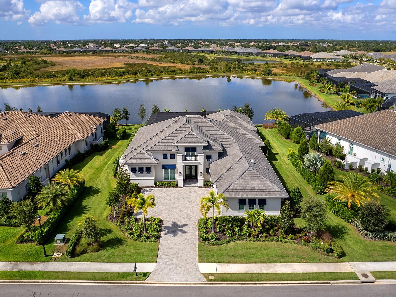 Single Family Residence in LAKEWOOD RANCH, FL - Daniel Dourado