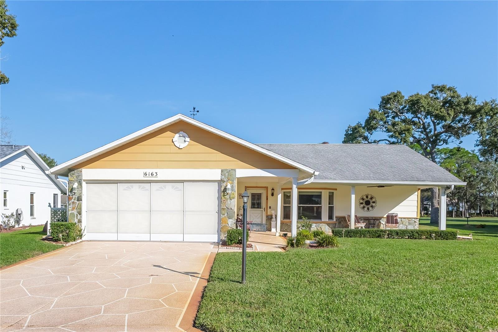 Single Family Residence em SPRING HILL, FL - Daniel Dourado