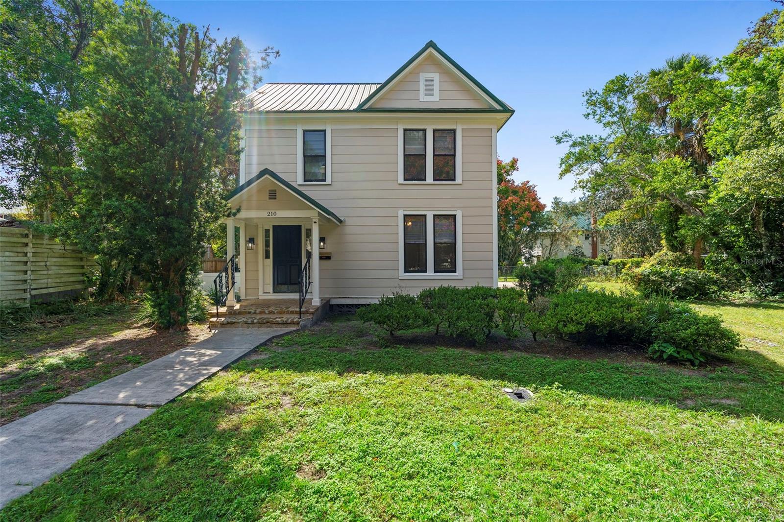 Single Family Residence in DELAND, FL - Daniel Dourado