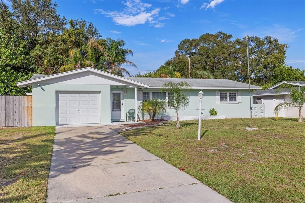 Single Family Residence in SEMINOLE, FL - Daniel Dourado