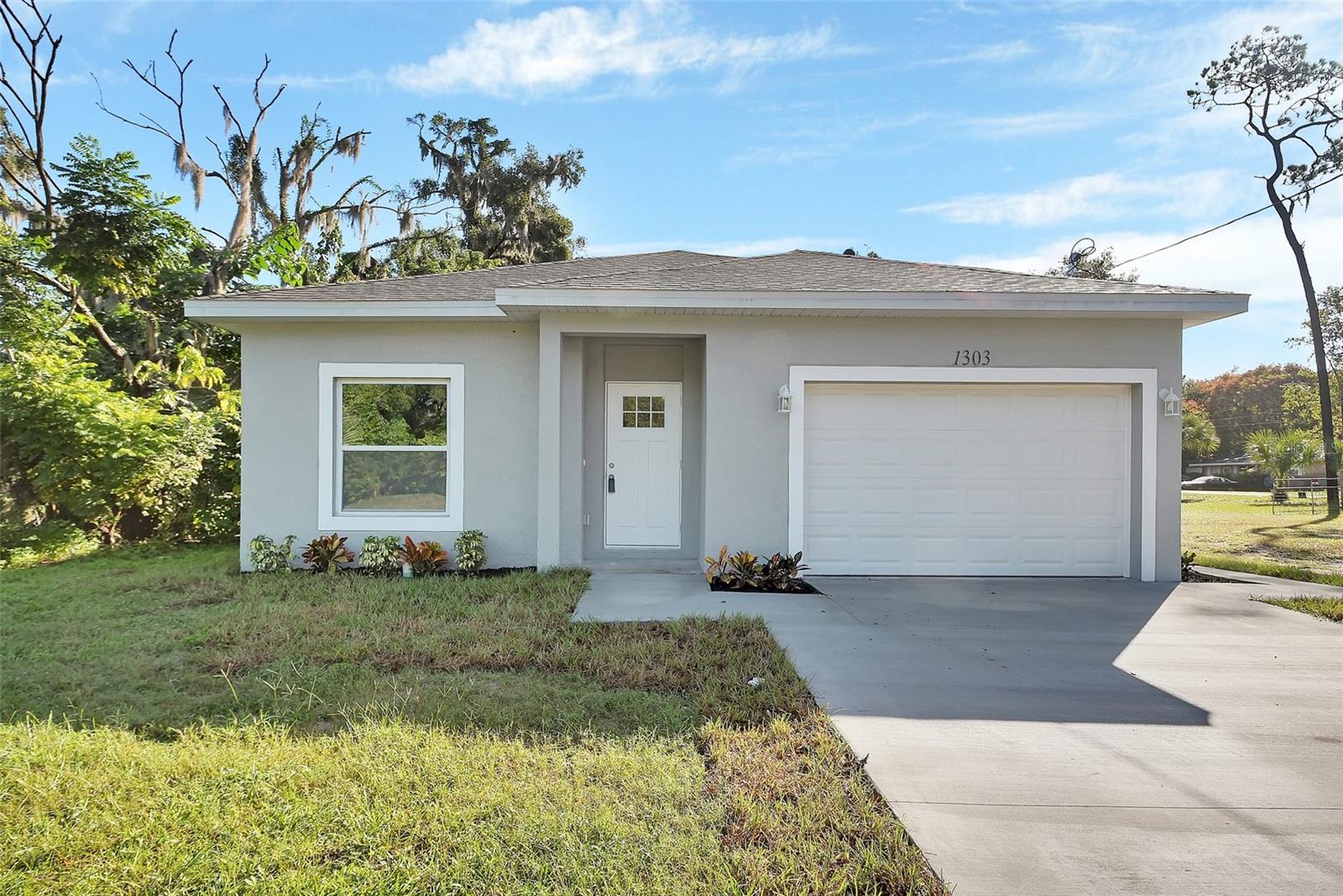 Single Family Residence in DELAND, FL - Daniel Dourado