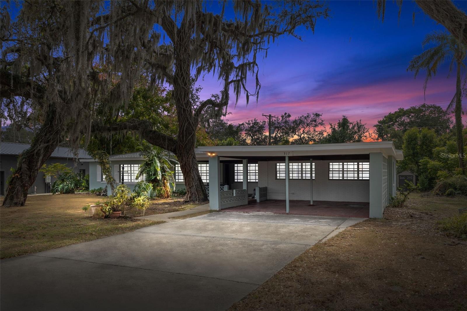 Single Family Residence in TEMPLE TERRACE, FL - Daniel Dourado