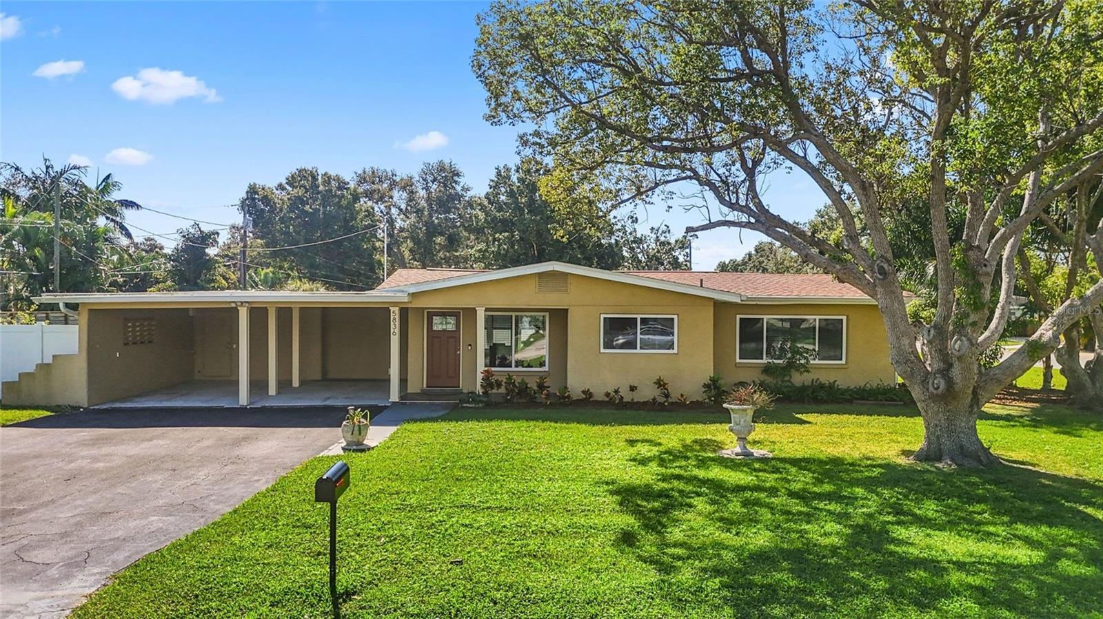 Single Family Residence in GULFPORT, FL - Daniel Dourado