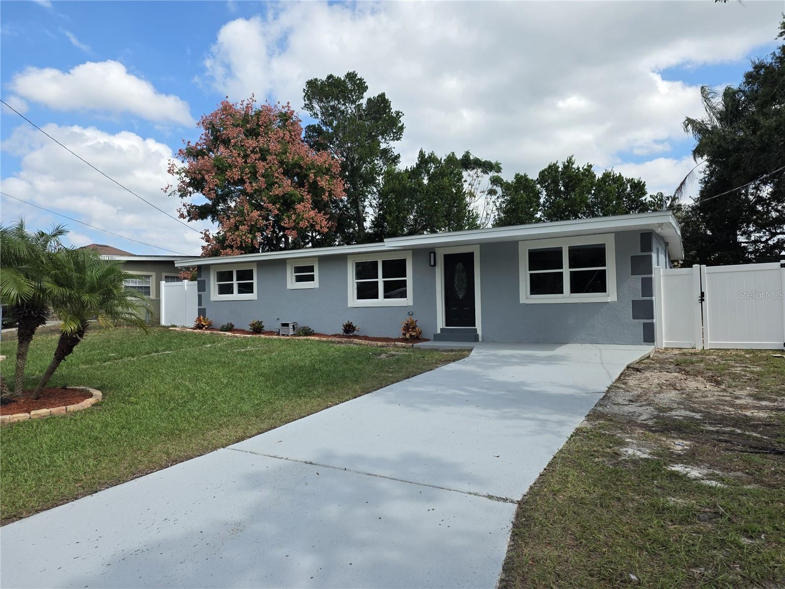 Single Family Residence in AUBURNDALE, FL - Daniel Dourado