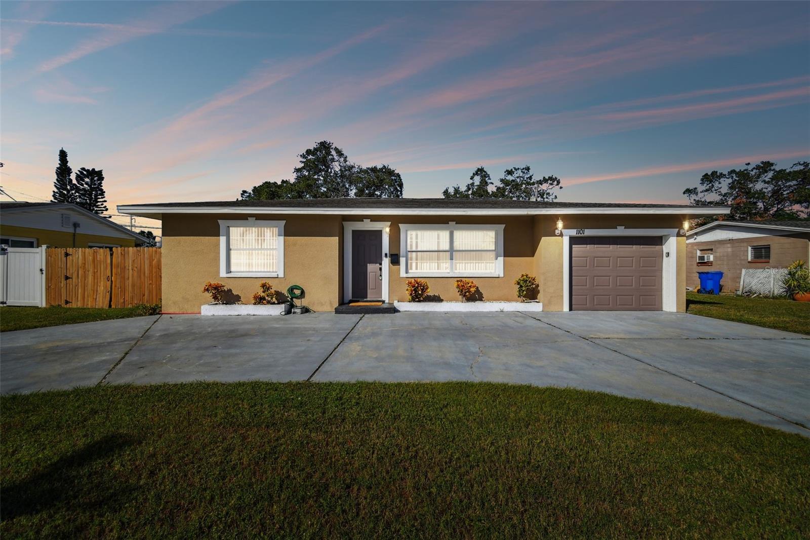 Single Family Residence em ST PETERSBURG, FL - Daniel Dourado