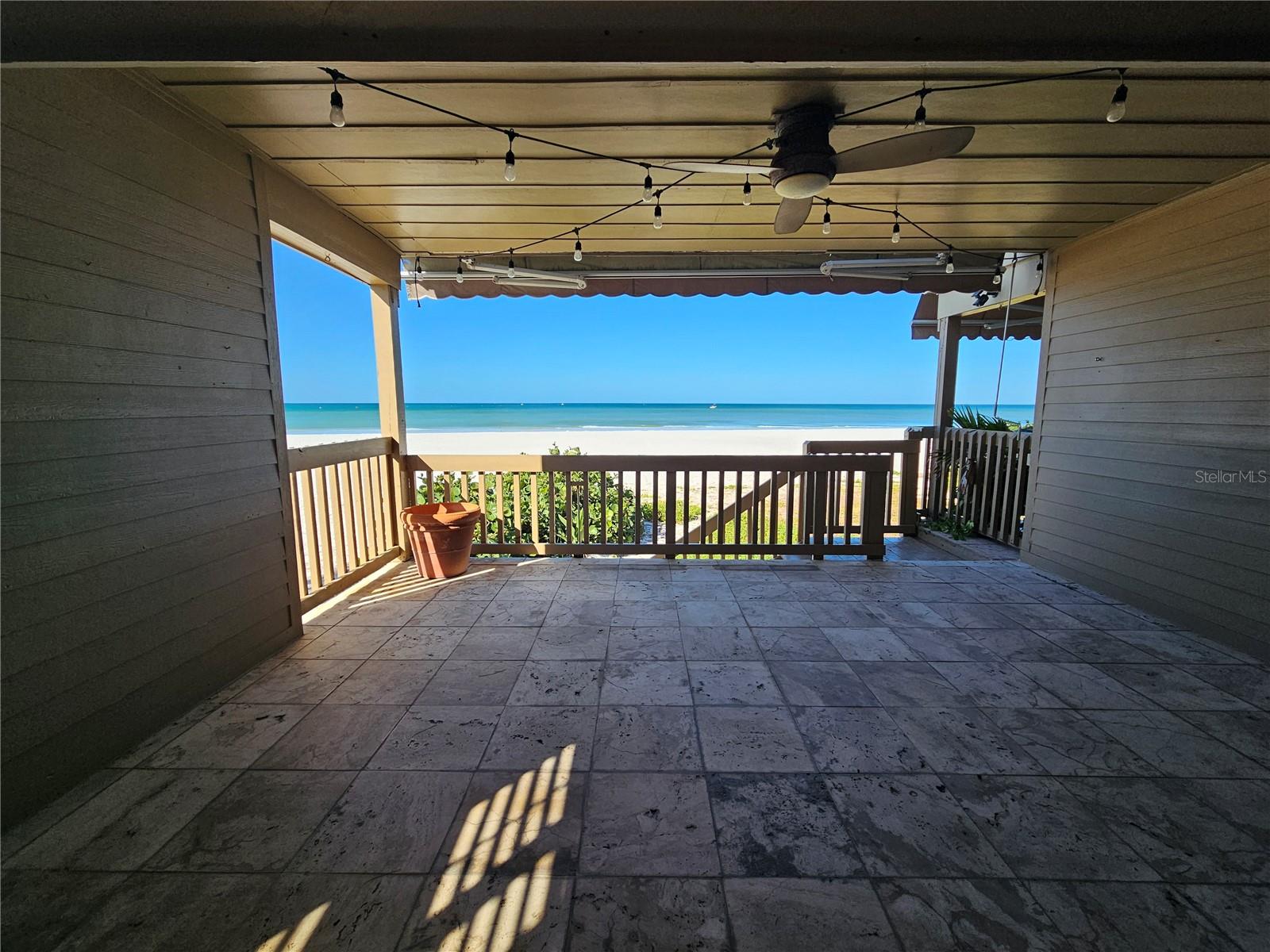 Condominium in INDIAN SHORES, FL - Daniel Dourado