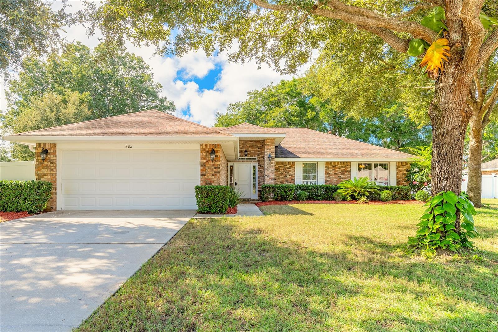 Single Family Residence in DELAND, FL - Daniel Dourado