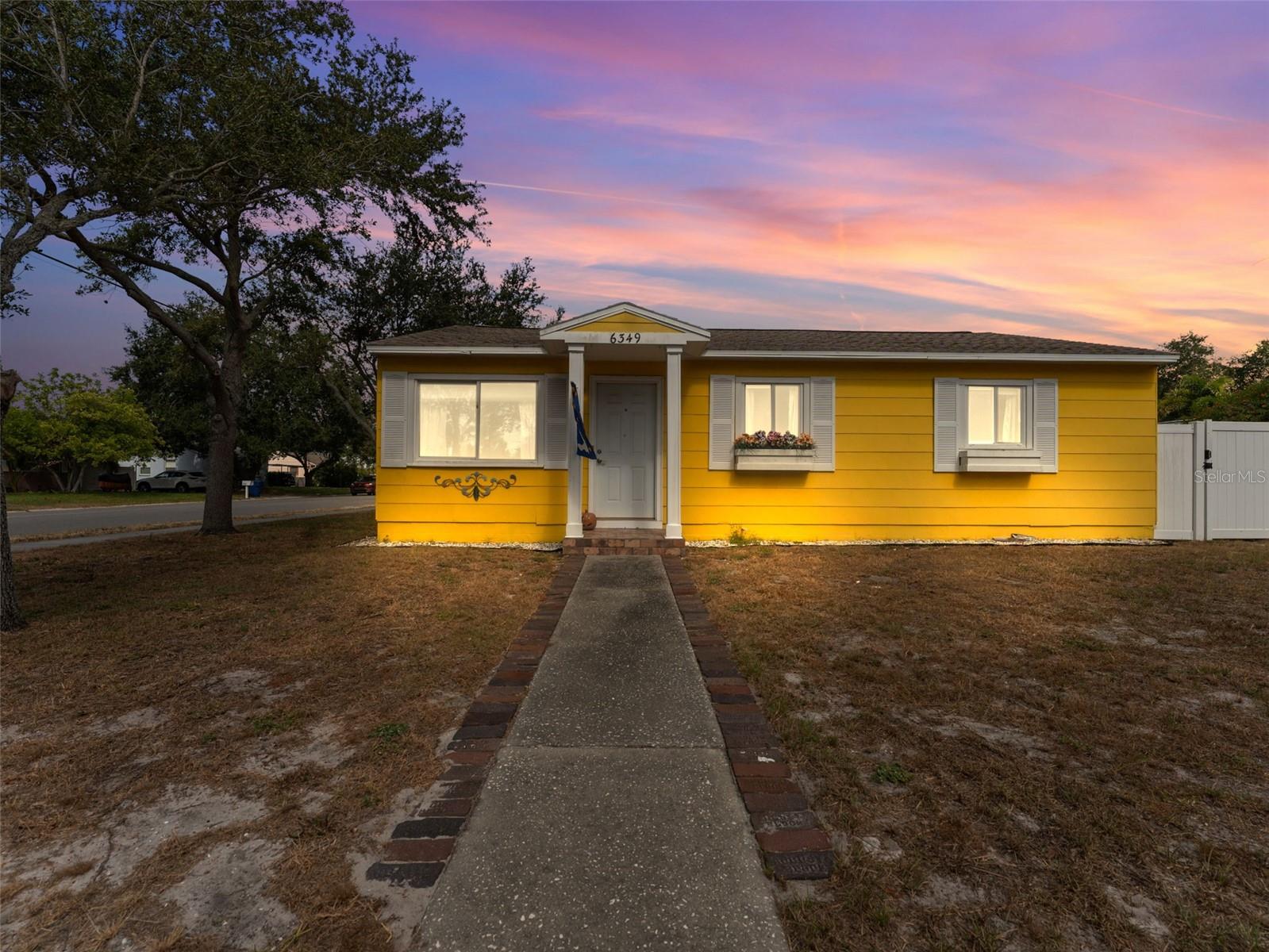 Single Family Residence in GULFPORT, FL - Daniel Dourado