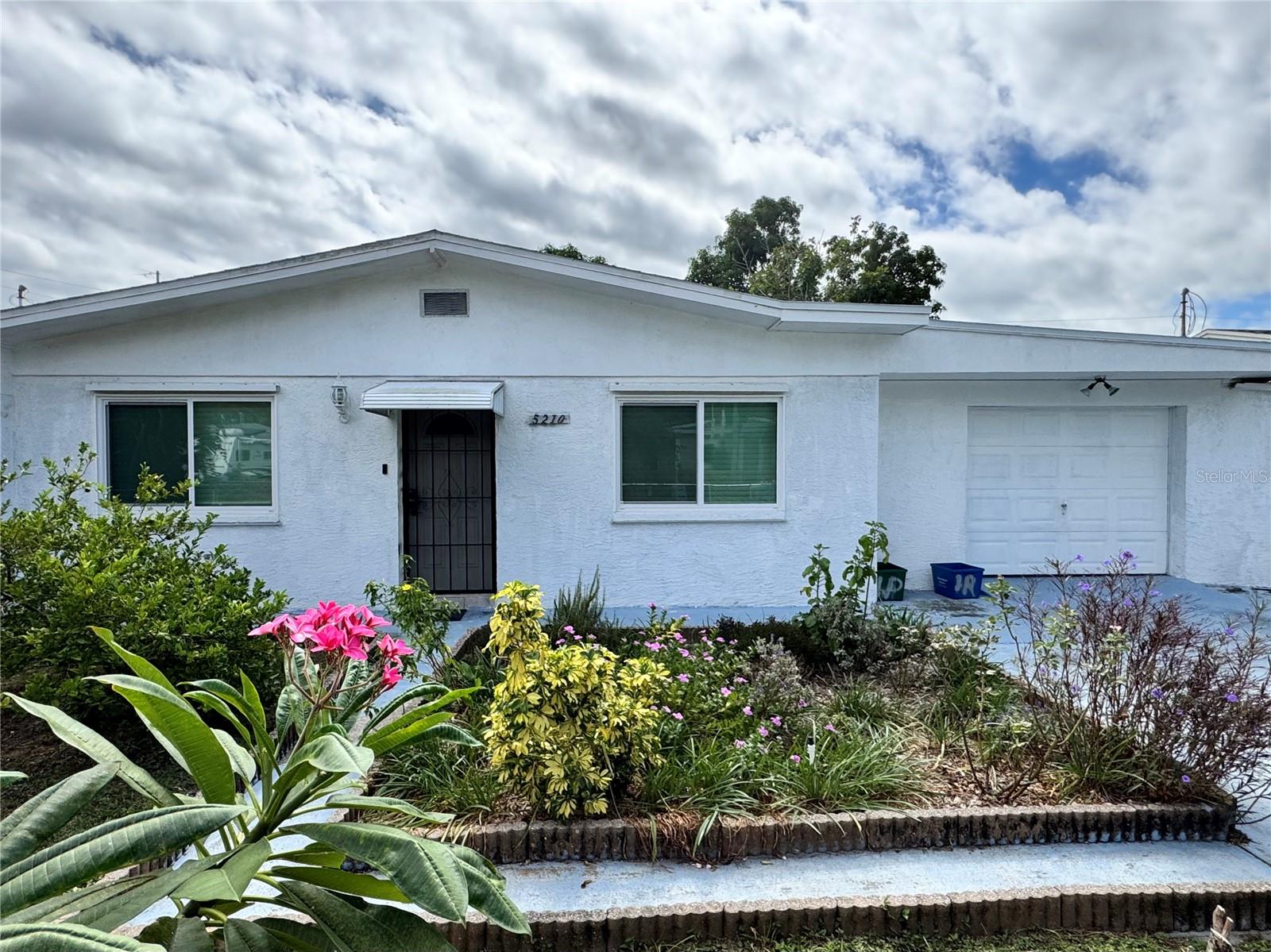 Single Family Residence in GULFPORT, FL - Daniel Dourado