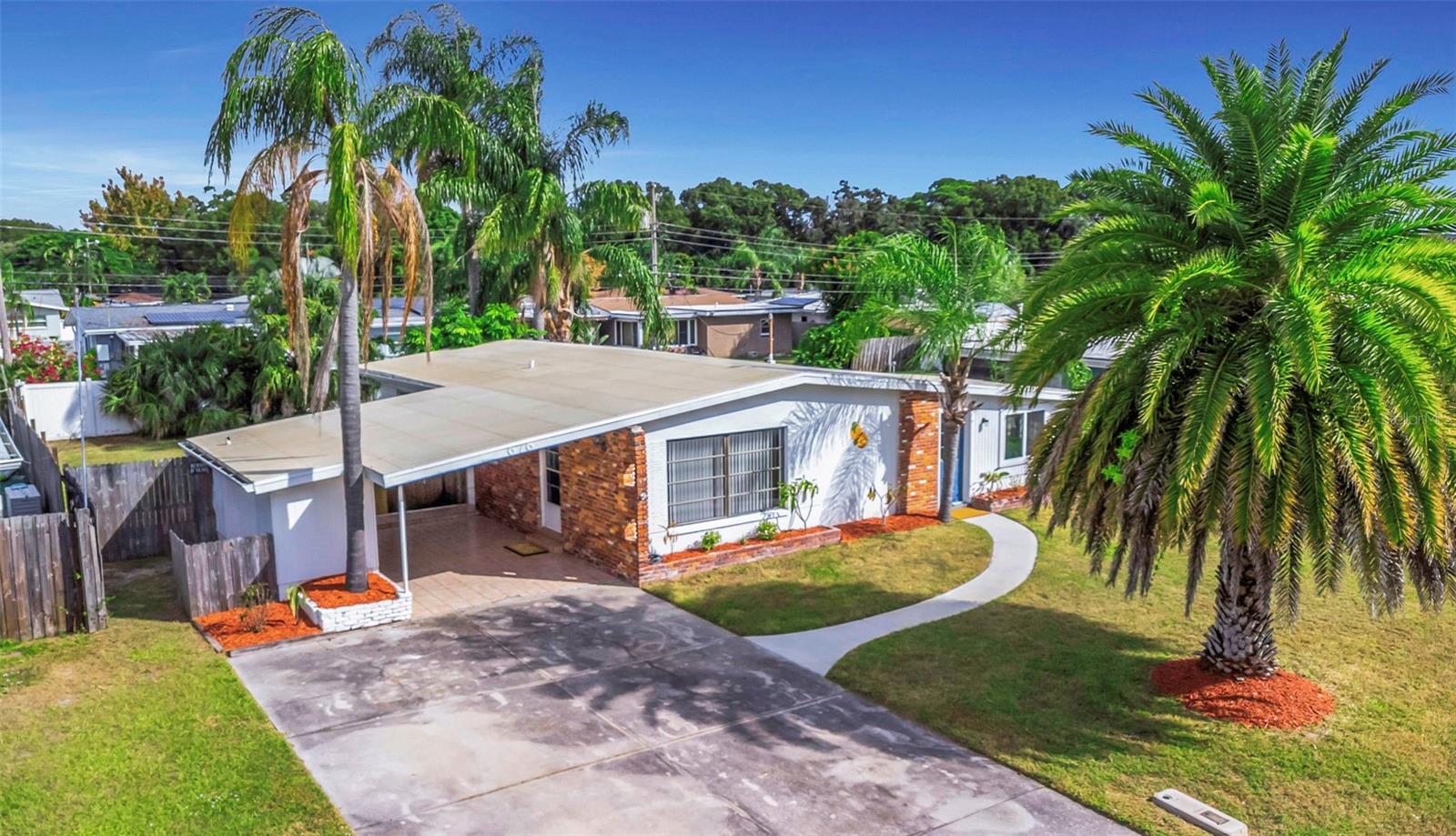 Single Family Residence in DUNEDIN, FL - Daniel Dourado