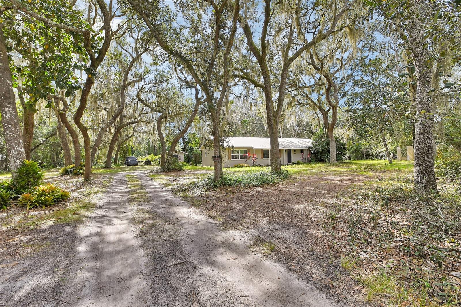 Single Family Residence in DELAND, FL - Daniel Dourado