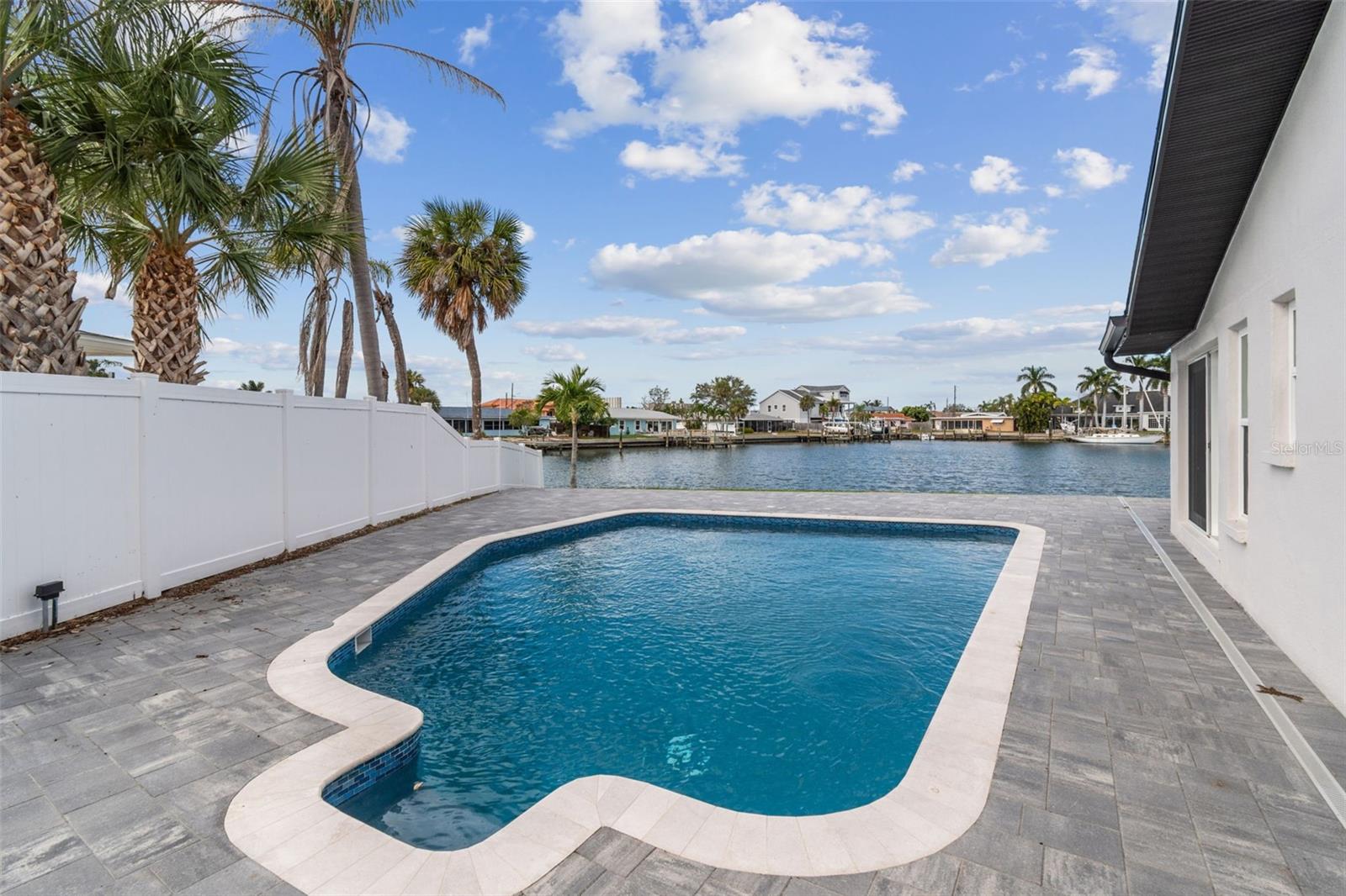 Single Family Residence in ST PETERSBURG, FL - Daniel Dourado