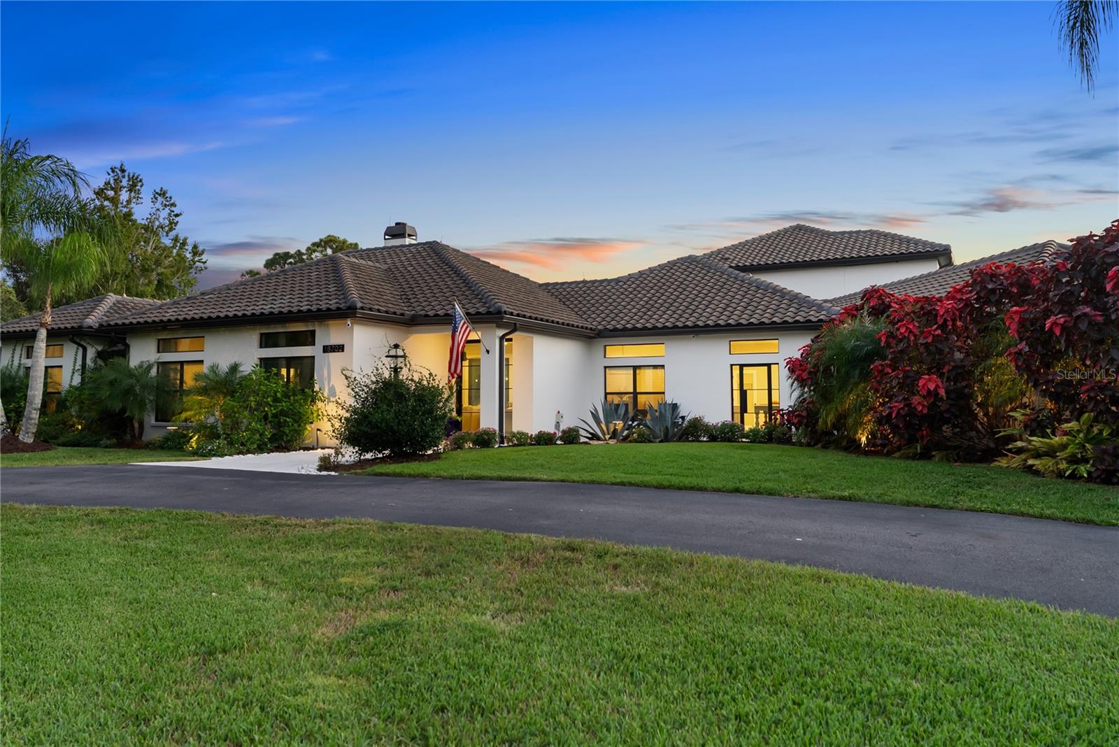 Single Family Residence in BRADENTON, FL - Daniel Dourado