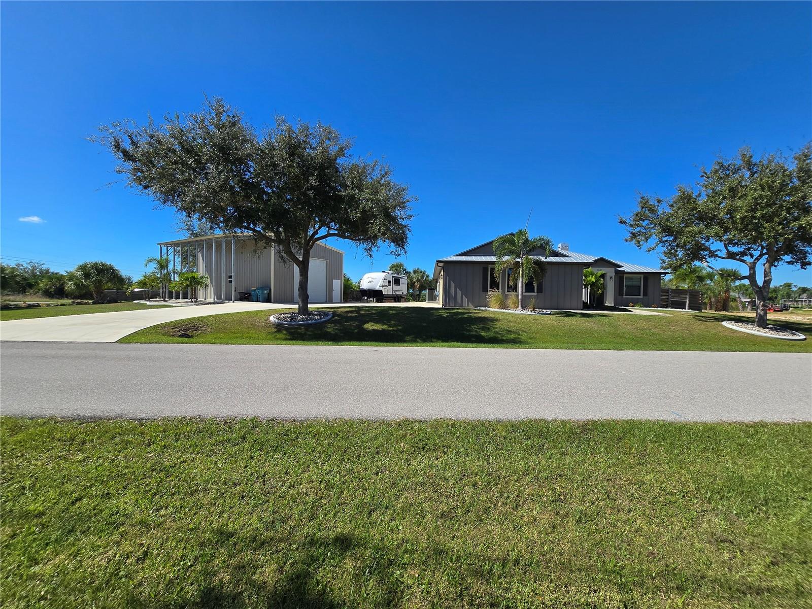 Single Family Residence em PORT CHARLOTTE, FL - Daniel Dourado