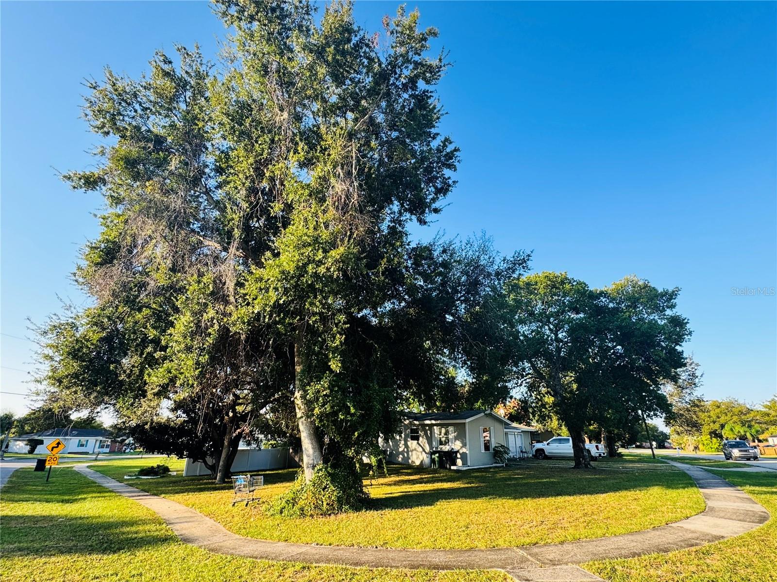 Single Family Residence in DELTONA, FL - Daniel Dourado