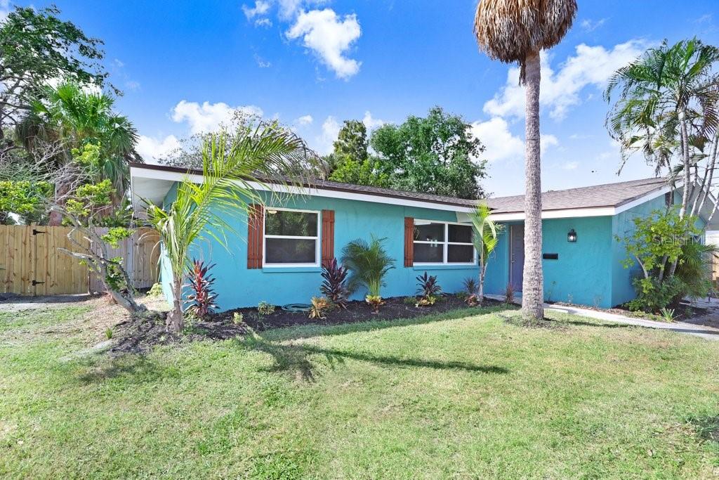 Single Family Residence in ST PETERSBURG, FL - Daniel Dourado