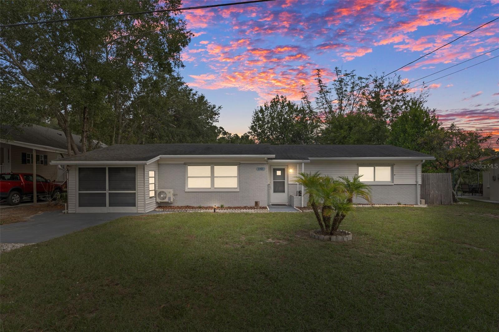 Single Family Residence in WEEKI WACHEE, FL - Daniel Dourado