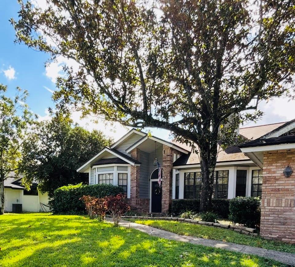 Single Family Residence em OVIEDO, FL - Daniel Dourado