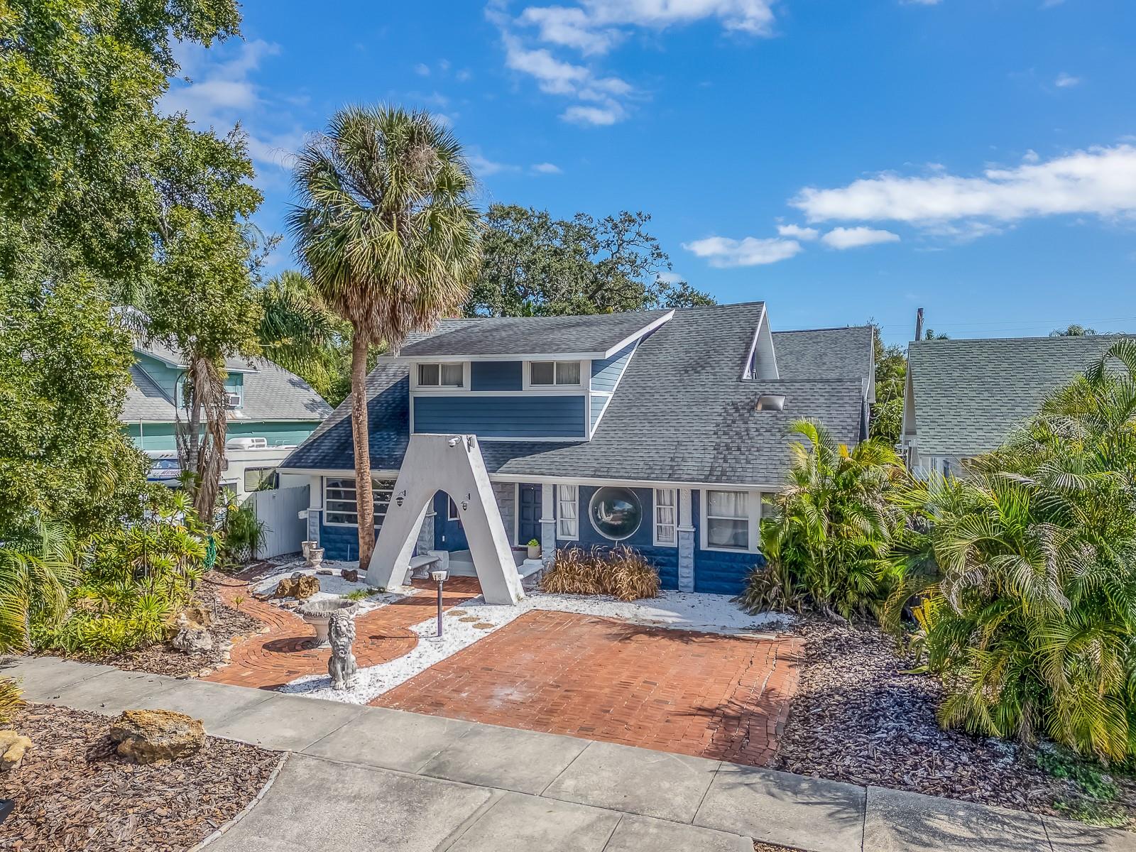 Single Family Residence in ST PETERSBURG, FL - Daniel Dourado