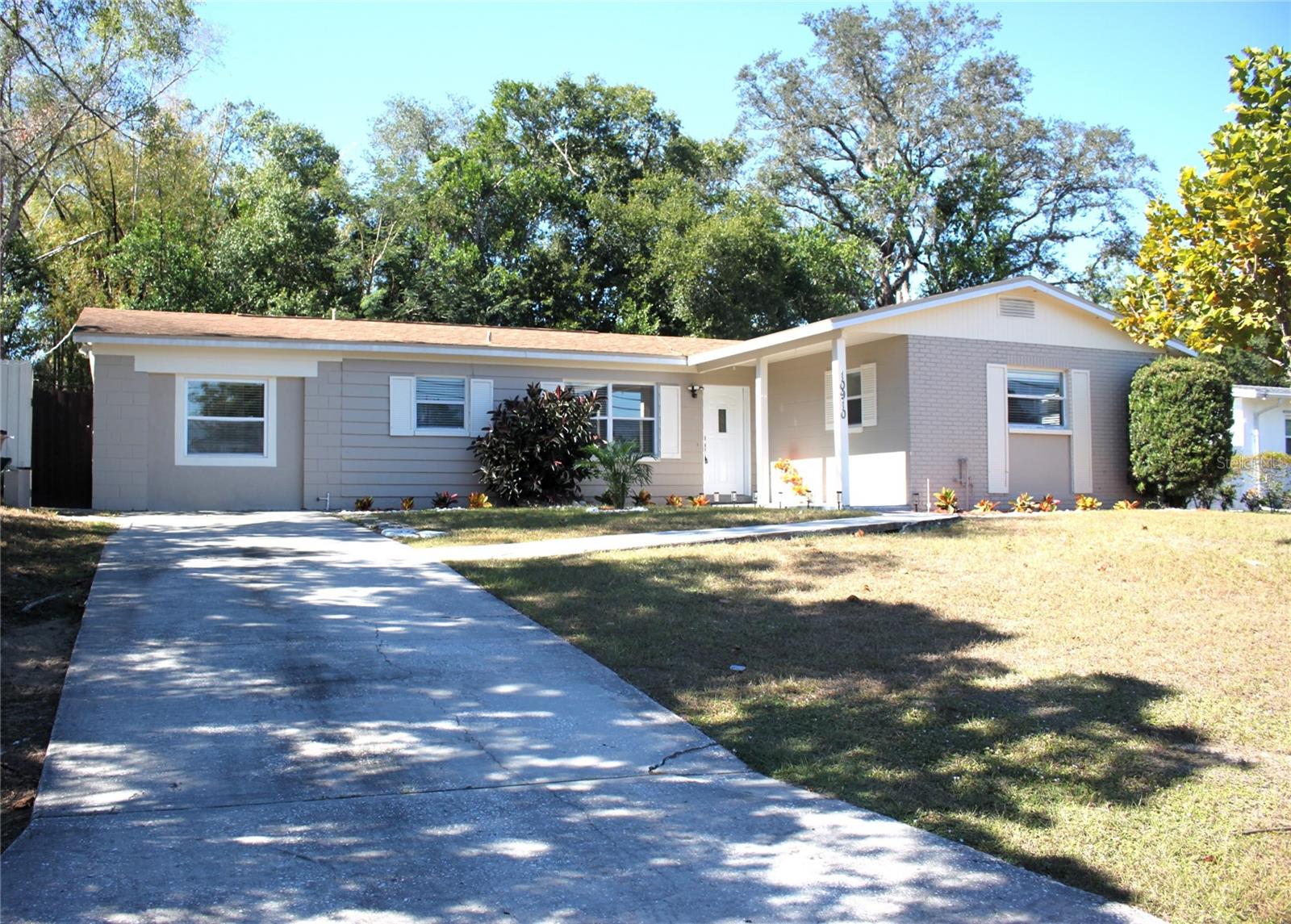 Single Family Residence in TEMPLE TERRACE, FL - Daniel Dourado