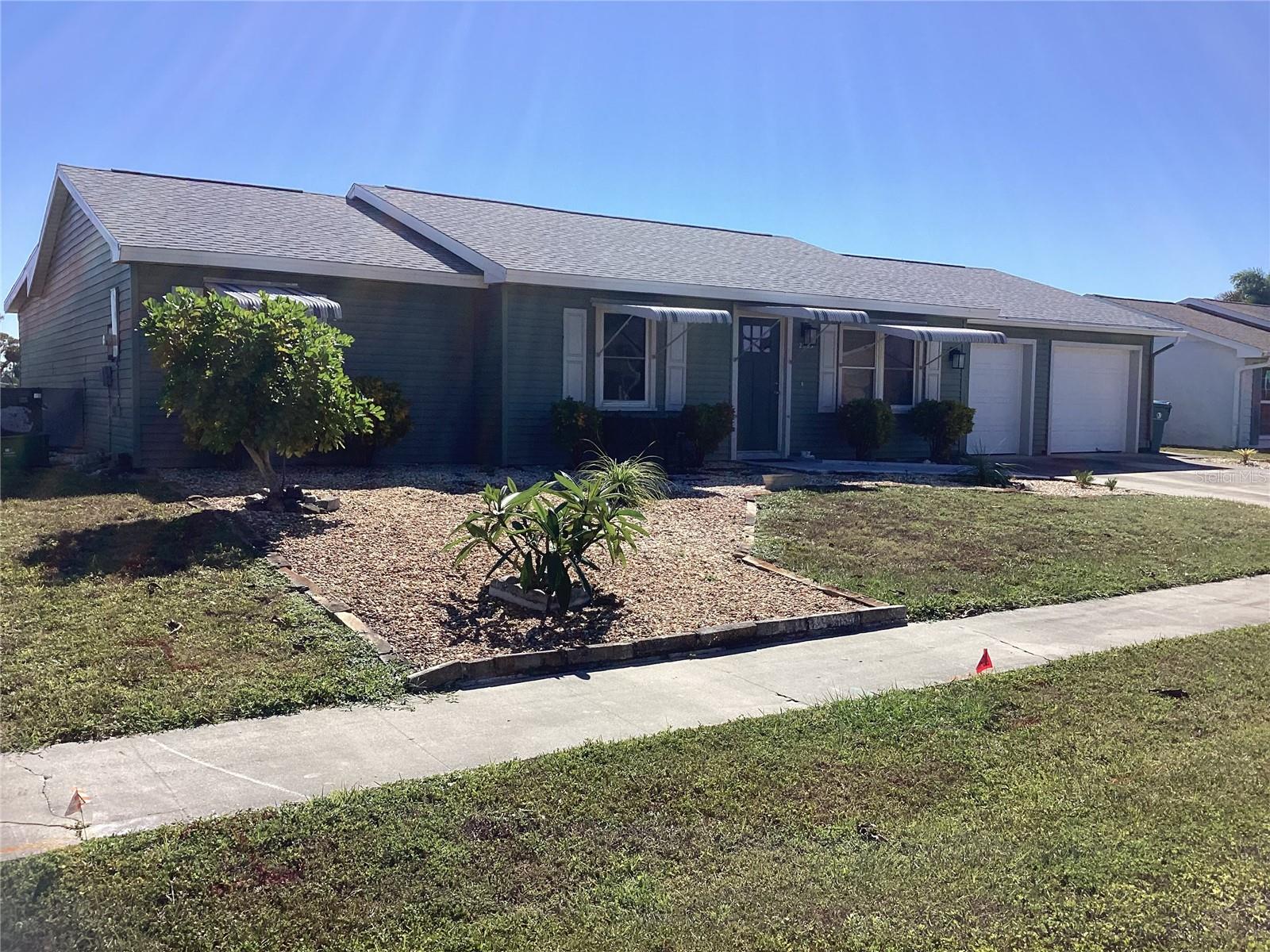 Single Family Residence em PORT CHARLOTTE, FL - Daniel Dourado