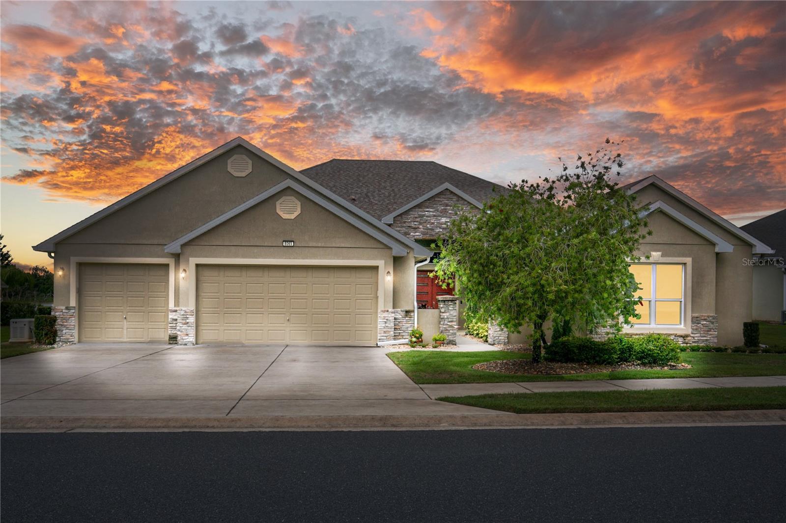 Single Family Residence em MOUNT DORA, FL - Daniel Dourado