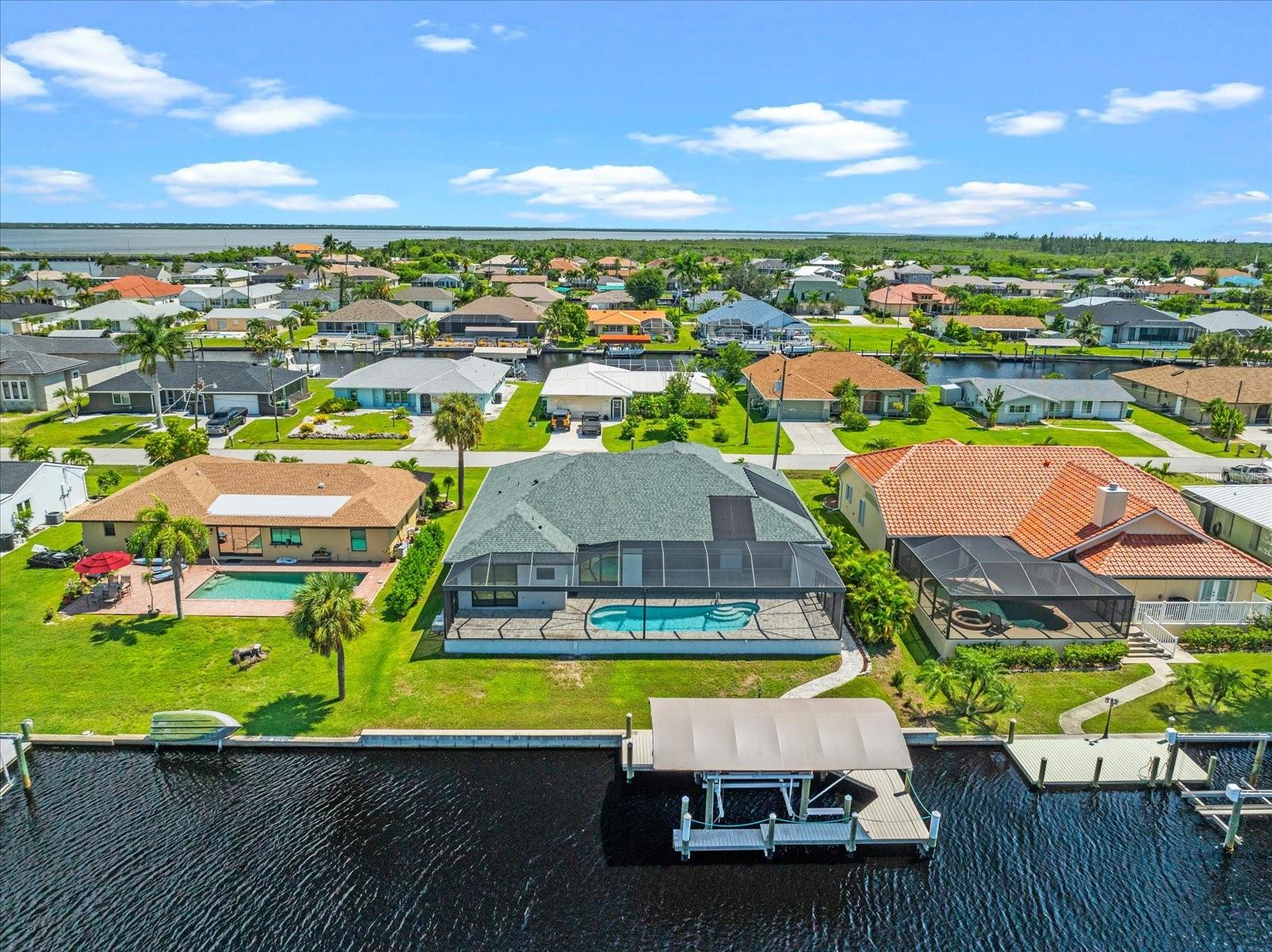 Single Family Residence em PORT CHARLOTTE, FL - Daniel Dourado