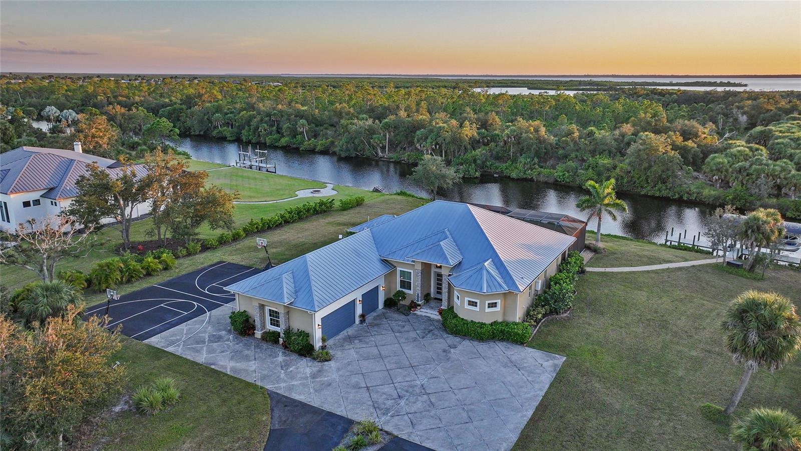 Single Family Residence em PORT CHARLOTTE, FL - Daniel Dourado