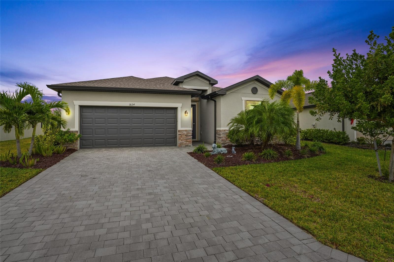Single Family Residence em PORT CHARLOTTE, FL - Daniel Dourado