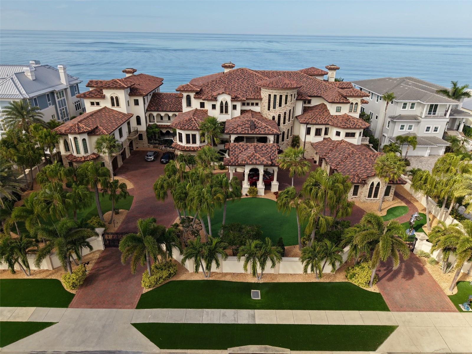 Single Family Residence em BELLEAIR BEACH, FL - Daniel Dourado