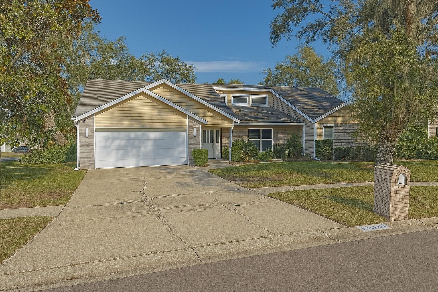 Single Family Residence in VALRICO, FL - Daniel Dourado