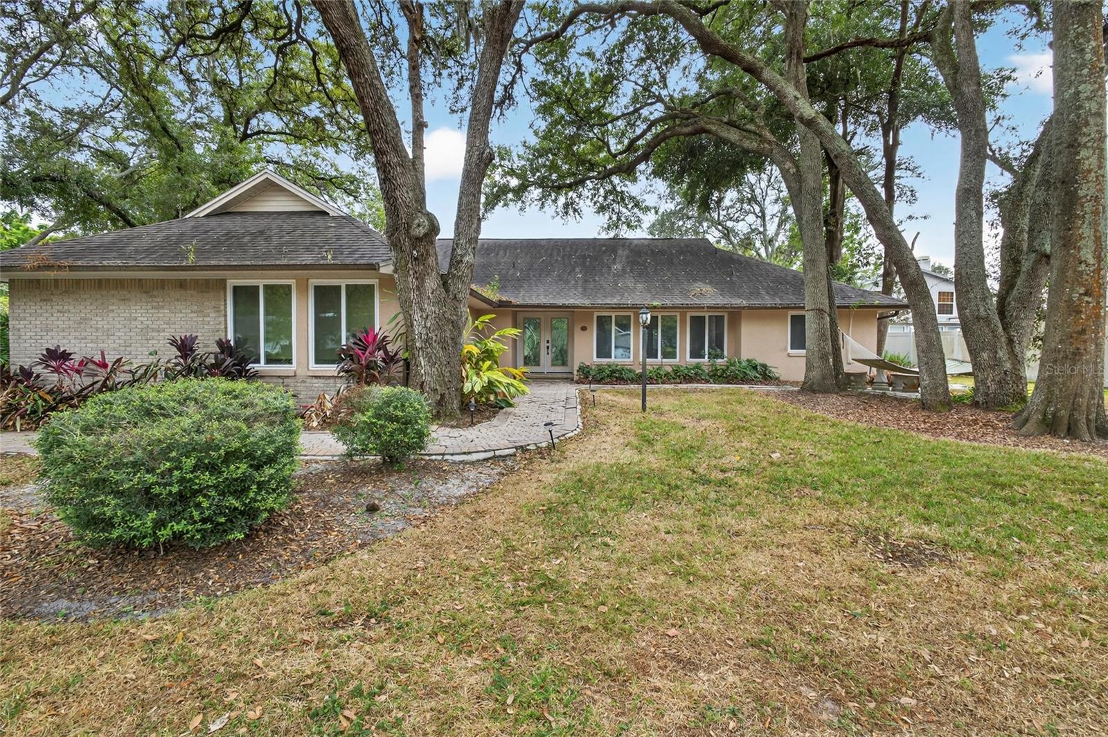 Single Family Residence in TEMPLE TERRACE, FL - Daniel Dourado