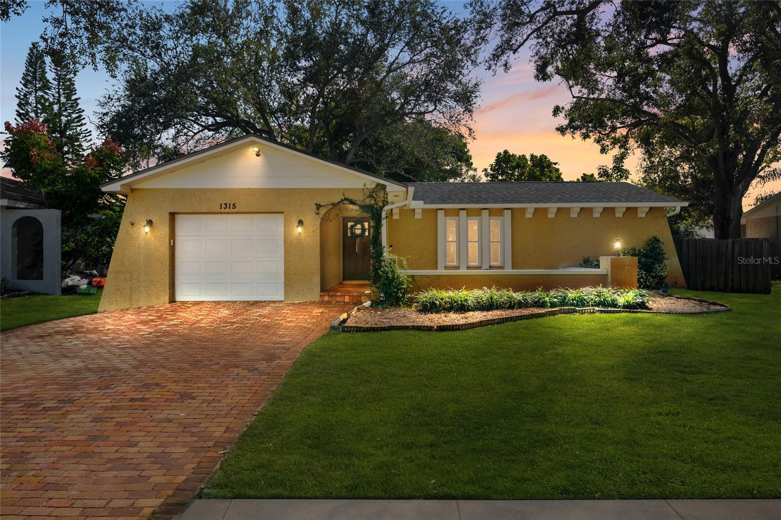 Single Family Residence em TARPON SPRINGS, FL - Daniel Dourado