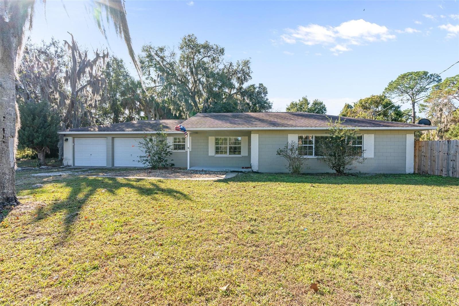 Single Family Residence in UMATILLA, FL - Daniel Dourado